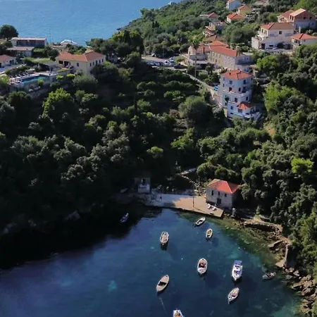 Peragi - Triple With Balcony Molunat