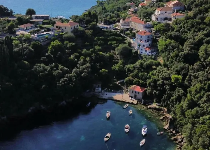 Peragi - Triple With Balcony Molunat